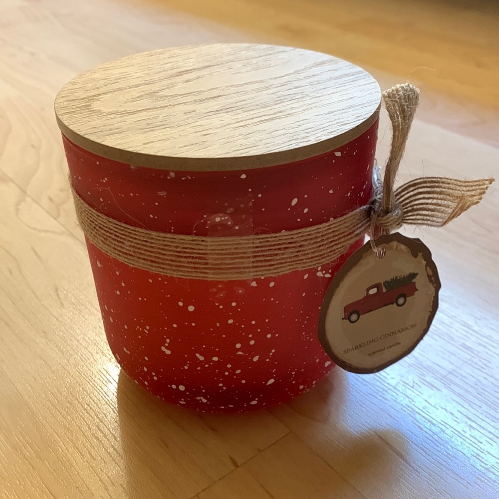 NWOT Sparkling Cinnamon Scented Candle with glass jar and wood lid dual wick